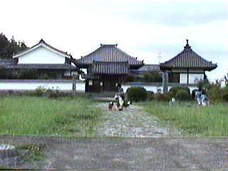 �z���g�͎�O�̍L��ł��B